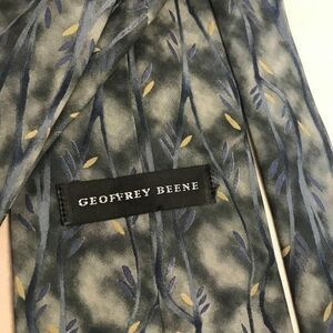 #1201 VTG GEOFFREY BEENE GRAY PRINT SILK NECKTIE 55 IN x 4  IN